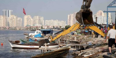 KARŞIYAKA'DA KAÇAK İSKELE OPERASYONU