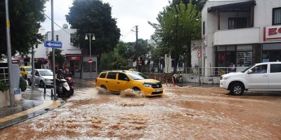 Muğla'da sağanak su baskınlarına yol açtı!