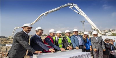 TUNÇ SOYER'DEN BORNOVA'YA YÜZME HAVUZU