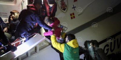 ÇOCUĞA PET ŞİŞELERDEN CAN YELEĞİ YAPMIŞLAR..İZMİR'DE CAN PAZARI..