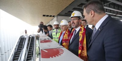 Bakan Kasapoğlu İzmir'de yapımı süren statları inceledi