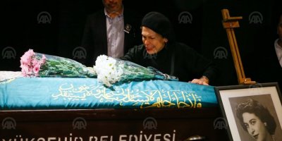 TİYATRO SANATÇISI JALE BİRSEL İÇİN İZMİR'DE TÖREN DÜZENLENDİ