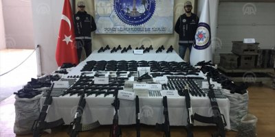 İZMİR'DE CEPHANE ELE GEÇİRİLDİ..ÇOK SAYIDA GÖZALTI VAR