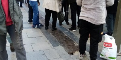 KANLI MI GÖRMEK İSTİYORSUNUZ SAYIN TUGAY.. YİNE KARŞIYAKA ÇARŞI YİNE BİR BAYAN YERLERDE