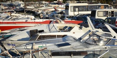 UMUDA YOLCULUKTAN GERİYE KALANLAR BUNLAR..350 TEKNE, MOTOR VE ARABALAR..