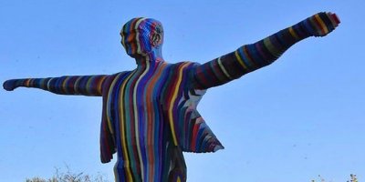 URLA'DAKİ RENKLİ ATATÜRK HEYKELİ KALDIRILDI