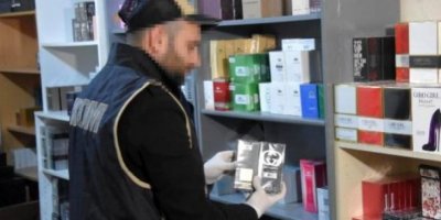 İZMİR'DE GÜMRÜK KAÇAĞI ÜRÜNLERE OPERASYON..GÜMRÜKTEN KAÇTI POLİSE YAKALANDI