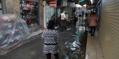 KEMERALTI'NI SU BASTI..ESNAF KEPENK KAPATTI...