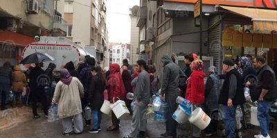 İZMİR'DE YAĞMUR ALTINDA SU KUYRUĞU..TANKERLERLE SU VERİLİYOR