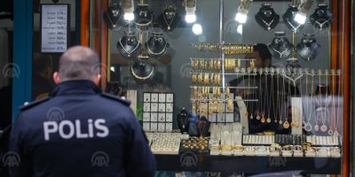 İZMİR'DE SİLAHLI SOYGUN...YARALILAR VAR...