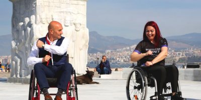 TUNÇ SOYER ENGELLİ OLDU.. SOKAKLARI ENGELLİ SANDALYESİ İLE DOLAŞTI