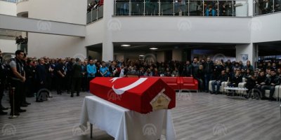 İZMİR'DE ÖLDÜRÜLEN SAĞLIK MÜDÜRÜ İÇİN CENAZE TÖRENİ DÜZENLENDİ