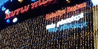 ÇİĞLİ'DE İŞÇİYE MEMURA MAAŞ YOK AMA..YENİ YILI ADINI IŞIKLARLA YAZDIRARAK KUTLADI..