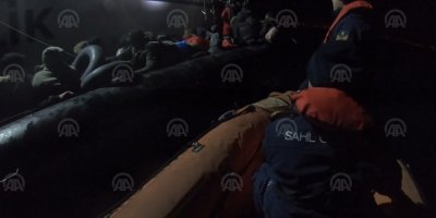 ÖLÜ VE YARALILAR VAR..SAHİL GÜVENLİK BOTU MÜLTECİLERİ TAŞIYAN BOTA ÇARPTI