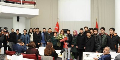 ÖĞRENCİLER BALÇOVA BELEDİYE MECLİSİ'Nİ BASTI