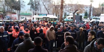 KARŞIYAKA BELEDİYESİ İŞÇİLERİ MAKAMI BASTI..CEMİL TUGAY İSTİFA SLOGANLARI