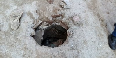 SAYIN TUGAY BU ÇUKURLARA YAŞLI, ÖĞRENCİ HER HANGİ BİRİ DÜŞSE ÜZÜLÜR MÜSÜNÜZ..KARŞIYAKA'NIN TAM ORTASI..