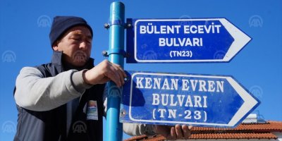 KENAN EVREN TABELASINI SÖKÜP BÜLENT ECEVİT TABELASINI TAKTILAR