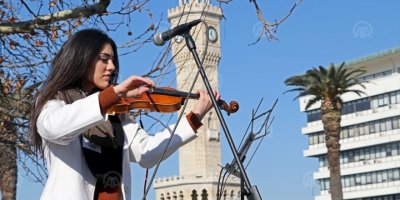 ZEYNEP SOKAKTA ÇALMAK İSTİYOR..KEMANIYLA İZMİR'İ BÜYÜLEDİ...