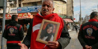 İZMİRLİ BABA LİSELİ KIZI İÇİN HDP ÖNÜNDE EYLEME BAŞLADI..