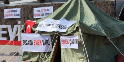 MENEMEN BELEDİYESİ'NDE İŞTEN ATILAN İŞÇİLER BELEDİYE ÖNÜNDE EYLEME BAŞLADI