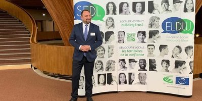 GARİBAN ÇİĞLİ'NİN BELEDİYE BAŞKANI PARİS'TE..EMEKÇİLERİ İŞTEN KOVDU..ŞİMDİ 'DEMOKRASİ ' DİYOR