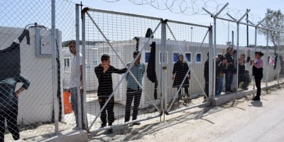 YUNAN ADALARI'NDA 'MÜLTECİ 'İSYANI..REZERVASYONLAR İPTAL EDİLİYOR