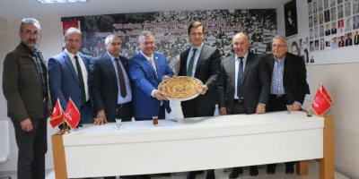 BALKAN GÖÇMENLERİNDEN CHP’YE TEBRİK VE DESTEK ZİYARETİ