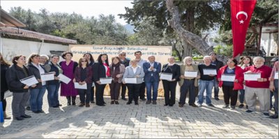 TUNÇ SOYER KARABURUN'DA ÜRETİCİLERLE BULUŞTU
