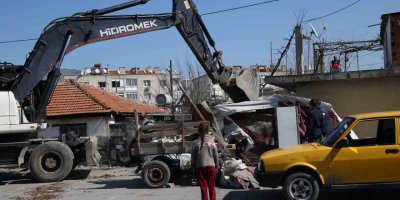 SOĞUK DEMEDİ, SALGIN VAR DEMEDİ..GARİBANIN EVİNİ YIKTI..SIRASI MIYDI SAYIN TUGAY...