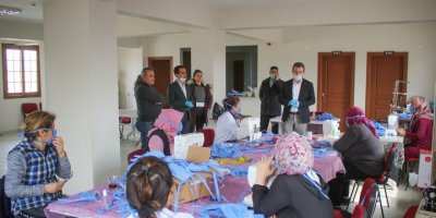 BERGAMALI KADINLAR HASTANE İÇİN MASKE DİKMEYE BAŞLADI