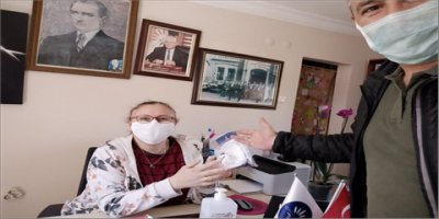 İZMİR BÜYÜKŞEHİR'DEN MUHTARLARA HİJYEN PAKETİ