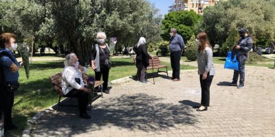 FATMA ÇALKAYA 65 YAŞ ÜZERİ VATANDAŞLARI YALNIZ BIRAKMADI