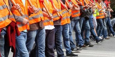 MENEMEN BELEDİYESİ EMEKÇİLERE 3 AYDIR MAAŞ VERMİYOR