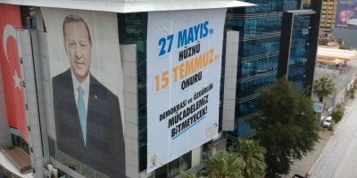 AK PARTİLİ GENÇLERDEN PANKARTLI MESAJ