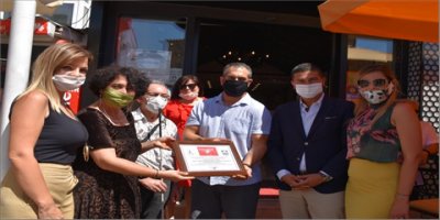 FOÇA'DA İLK ENGELSİZ KIRMIZI BAYRAK DALGALANDI