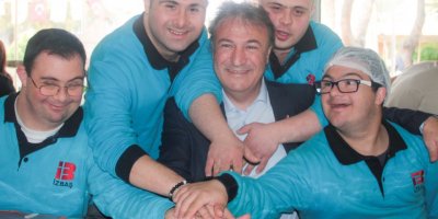 CHP BORNOVA ADAYI İDUĞ PASTAYI DOWN SENDROMLU ÇOCUKLARLA KESTİ