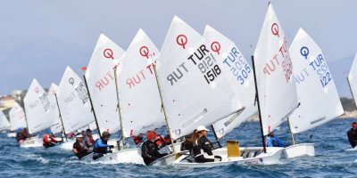 ÇEŞME'DE YELKENLER FORA...YILDIZLAR YARIŞIYOR