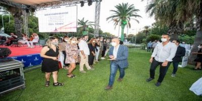 EVDE KALDILAR ÖDÜLLERİNİ ALDILAR