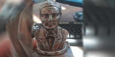 AK PARTİLİ SÜREKLİ'DEN CHP'Lİ GRUŞÇU'NUN DAĞITTIĞI 'ATATÜRK BÜSTÜ'NE TEPKİ