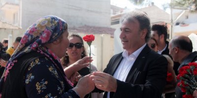 CHP BORNOVA ADAYI İDUĞ NEVRUZ'DA KARANFİL DAĞITTI