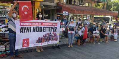 İZMİR'DE VATAN PARTİSİ DİYARBAKIR ANNELERİNE DESTEK EYLEMİ YAPTI