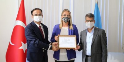 AK PARTİ İZMİR MİLLETVEKİLİ CEYDA BÖLÜNMEZ İLE EŞİ 1000 ADET BİLGİSAYAR BAĞIŞLADI. MÜDÜRDEN TEŞEKKÜR BELGESİ.