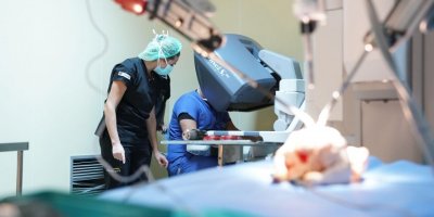 EGE ÜNİVERSİTESİ'NDE ROBOTİK CERRAHİ DÖNEMİ