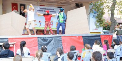 BALÇOVA BELEDİYESİ'NDEN DEPREMZEDE ÇOCUKLARA TİYATRO