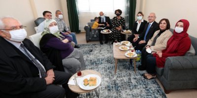 KILIÇDAROĞLU ÇİFTİ İZMİRLİ DEPREMZEDELERİ ZİYARET ETTİ