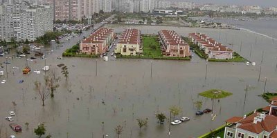 KARŞIYAKA' DA AYNI GÖRÜNTÜLER..EVLERİNDEN ÇIKAMAYANLAR VAR