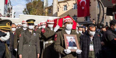 İZMİR ŞEHİDİNİ UĞURLADI..ÇIĞ ALTINDA KALMIŞTI