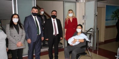 AK PARTİ KONAK YENİ YILIN İLK BEBEKLERİNİ ZİYARET ETTİ