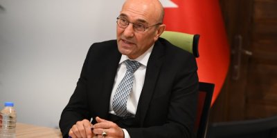TUNÇ SOYER 'YÜRÜMÜYORUZ, KOŞUYORUZ' DEDİ.